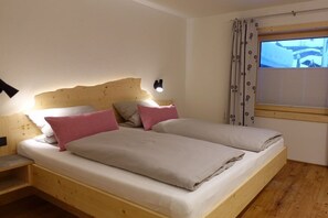 3 quartos, acesso à internet, roupa de cama