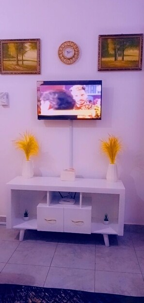 Business Studio, City View | Living area | 24-inch Smart TV with digital channels - Lux Suites Vee Studio Apartments Bamburi (Mombasa)