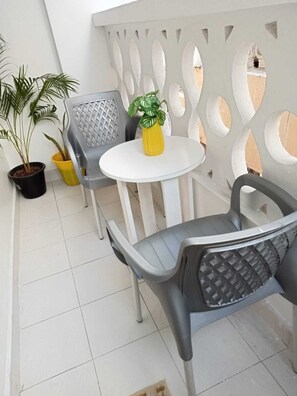 Deluxe Studio | Balcony - Lux Suites Vee Studio Apartments Bamburi (Mombasa)