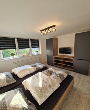 2 bedrooms, travel cot, free WiFi, bed sheets