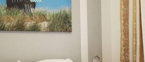 2 dormitorios, tabla de planchar con plancha, cuna de viaje