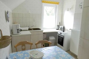 Refrigerador, horno, parrilla de estufa y cafetera y tetera 