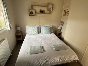 2 bedrooms, free WiFi, bed sheets - Cosy chalet - Poppy Lodge in Boat of Garten,  Dog Friendly, free wifi! (Boat of Garten)