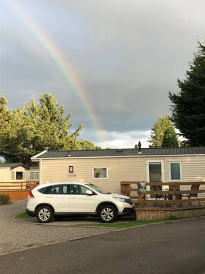 Property grounds - Cosy chalet - Poppy Lodge in Boat of Garten,  Dog Friendly, free wifi! (Boat of Garten)