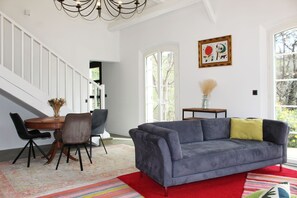 Televisión, libros y impresora 