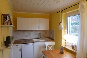 Kühlschrank, Ofen, Herdplatte, Wasserkocher mit Kaffee-/Teezubehör