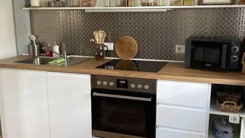 Kühlschrank, Mikrowelle, Ofen, Herdplatte
