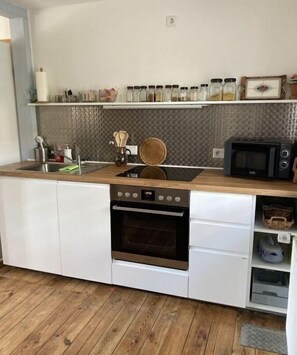 Réfrigérateur, micro-ondes, four, plaque de cuisson