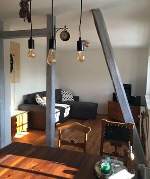 Smart TV, livros, aparelho de som