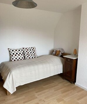 3 bedrooms, desk, free WiFi, bed sheets