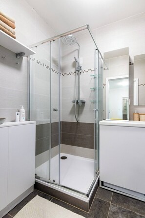 Dusj, hårføner, håndklær og såpe