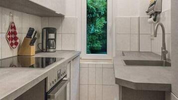Fridge, oven, stovetop, coffee/tea maker
