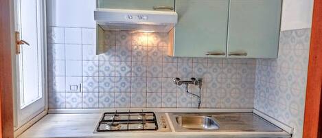 Refrigerador, horno, parrilla de estufa y cafetera y tetera
