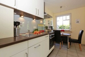 Køleskab, mikrobølgeovn, ovn, kogeplade