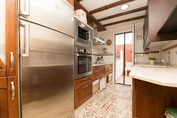 Fridge, microwave, oven, coffee/tea maker