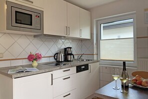 Frigorifero, microonde, forno, piano cottura