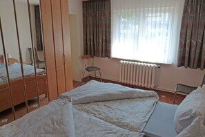 1 slaapkamer, een strijkplank/strijkijzer