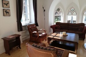 Smart TV, fireplace, table tennis, books