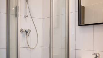 Apartamento standard | Banheiro | Chuveiro, secador de cabelo, toalhas de banho, sabonete