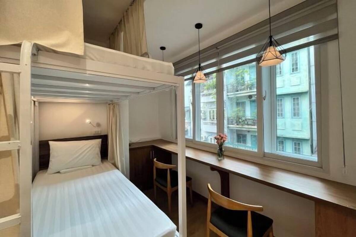 Desk, soundproofing, WiFi (free), bed sheets