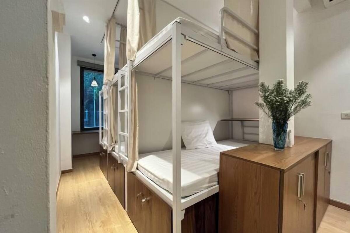 Desk, soundproofing, WiFi (free), bed sheets