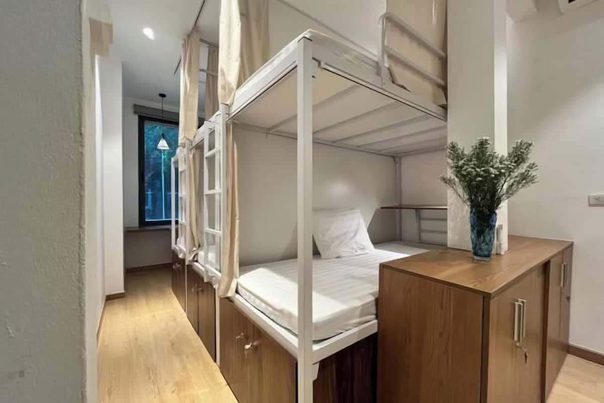 Escritorio, insonorización, wifi gratis y ropa de cama