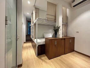 Escritorio, sistema de insonorización, wifi gratis y ropa de cama