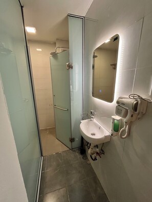 Shower, hair dryer, towels, toilet paper - Urban Slumber Hostel (Hanoi)
