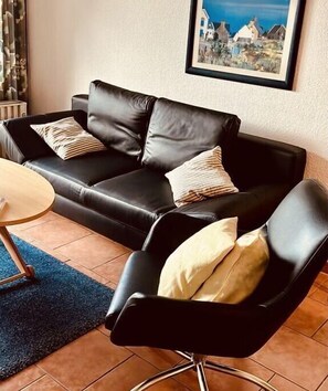 Smart-TV, DVD-Player, Tischtennisplatte, Bücher