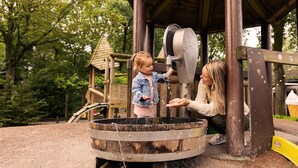 Ein Spielplatz mit Wasserspielplatz und Holzelementen.