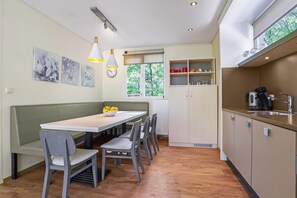 Geladeira, micro-ondas, cooktop, lava-louças