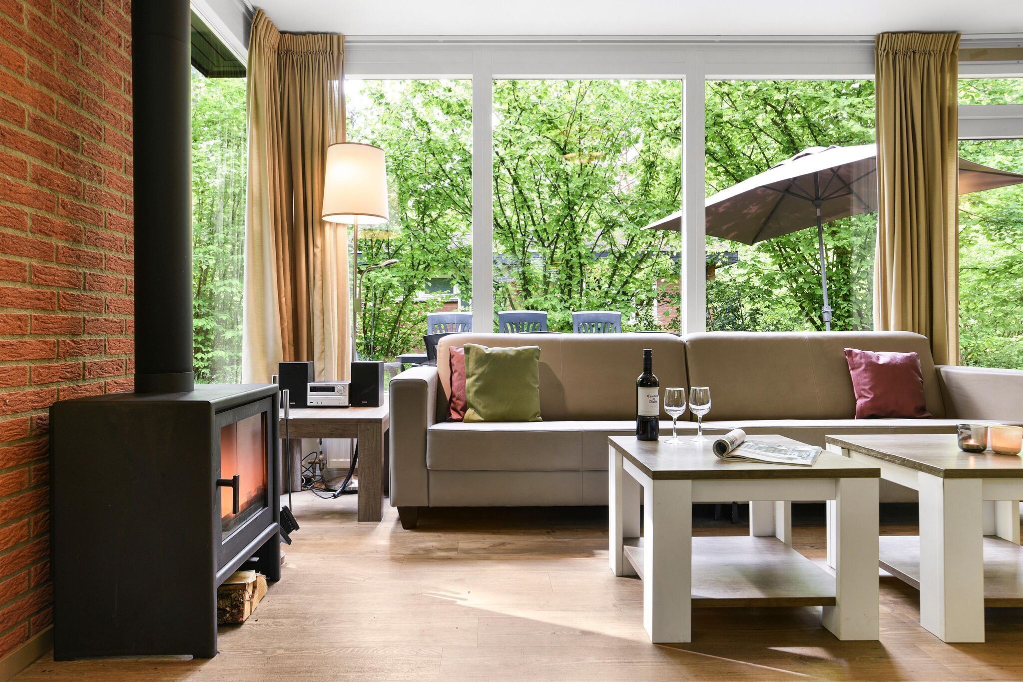 Smart TV, fireplace