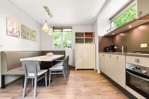 Réfrigérateur, micro-ondes, plaque de cuisson, lave-vaisselle
