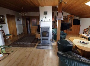 Smart TV, fireplace, DVD player, books