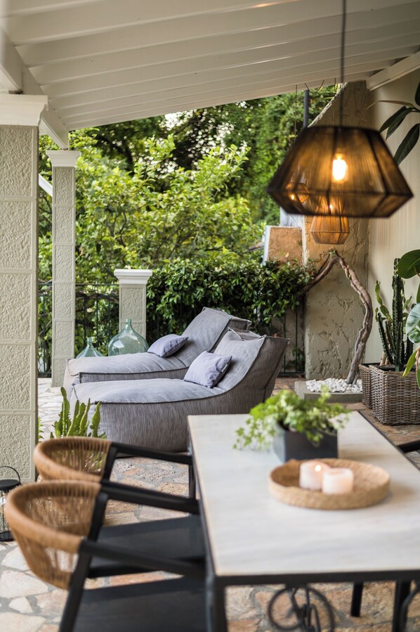 Outdoor dining - Ermioni Countryside Residence by Konnect, Agios Markos (Corfu)