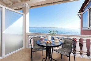 Outdoor dining - Marina Beachfront Apartment by Konnect, Ipsos (Corfu)