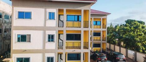 Vista frontal de la propiedad