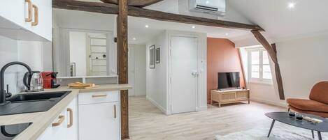 Fridge, oven, coffee/tea maker, cookware/dishes/utensils