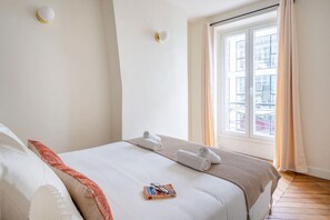 2 عدّة غرف نوم ومكواة/لوح كي وسرير سفر وواي فاي