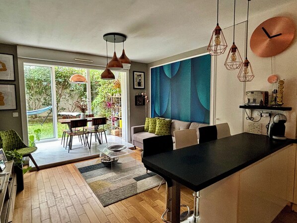 Living area - Bel Appartement Avec Jardin Privé à 500m de Paris (Bagnolet)