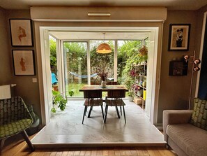 Living area - Bel Appartement Avec Jardin Privé à 500m de Paris (Bagnolet)