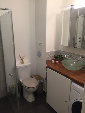 Haartrockner, Handtücher, Seife, Toilettenpapier