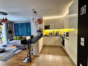 Fridge, microwave, oven, stovetop - Bel Appartement Avec Jardin Privé à 500m de Paris (Bagnolet)