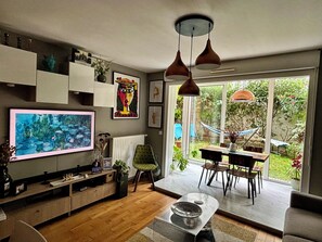 Living area - Bel Appartement Avec Jardin Privé à 500m de Paris (Bagnolet)