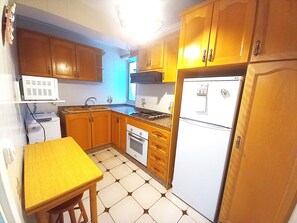 Kjøleskap, mikrobølgeovn, ovn og kaffetrakter/tekoker