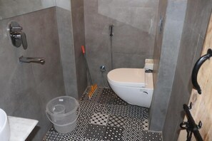 Deluxe dubbelrum | Badrumsbekvämligheter | Dusch, regndusch, handdukar och tvål