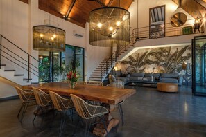 Villa - utsikt mot poolen | Matsal