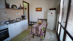 Refrigerador, horno, parrilla de estufa y cafetera y tetera 