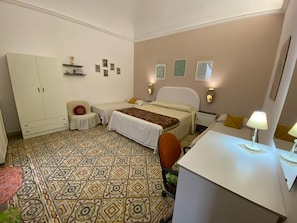 1 habitación, tabla de planchar con plancha, wifi y ropa de cama