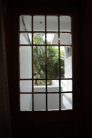 Klassieke studio, uitzicht op tuin | Uitzicht vanaf balkon